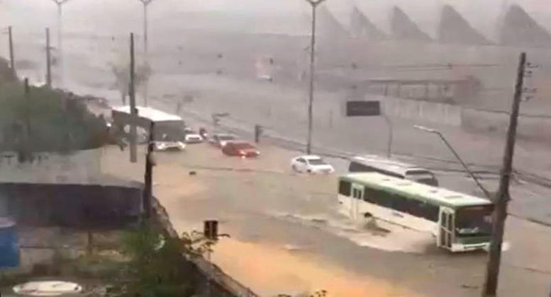 Forte chuva em Manaus causa transtorno no trânsito, desabamentos e ...