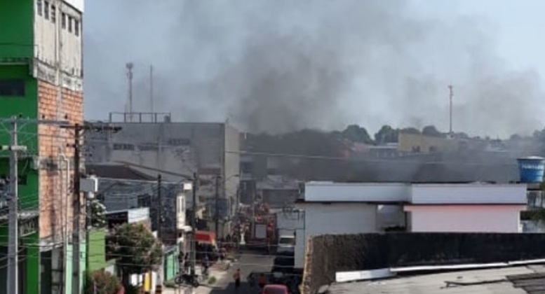 Depósito de materiais reciclados pega fogo no bairro Alvorada