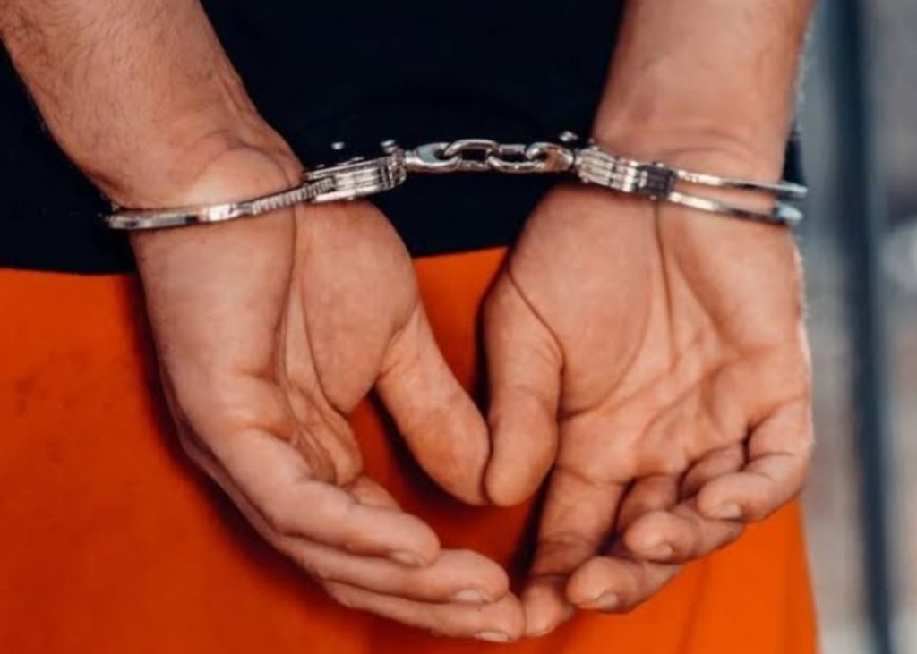 Homem é preso suspeito de estuprar sogra de 90 anos e divulgar os abusos em vídeo