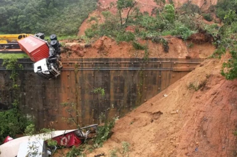 Deslizamento De Terra Na Br 376 Causa Morte De Duas Pessoas No Paraná 