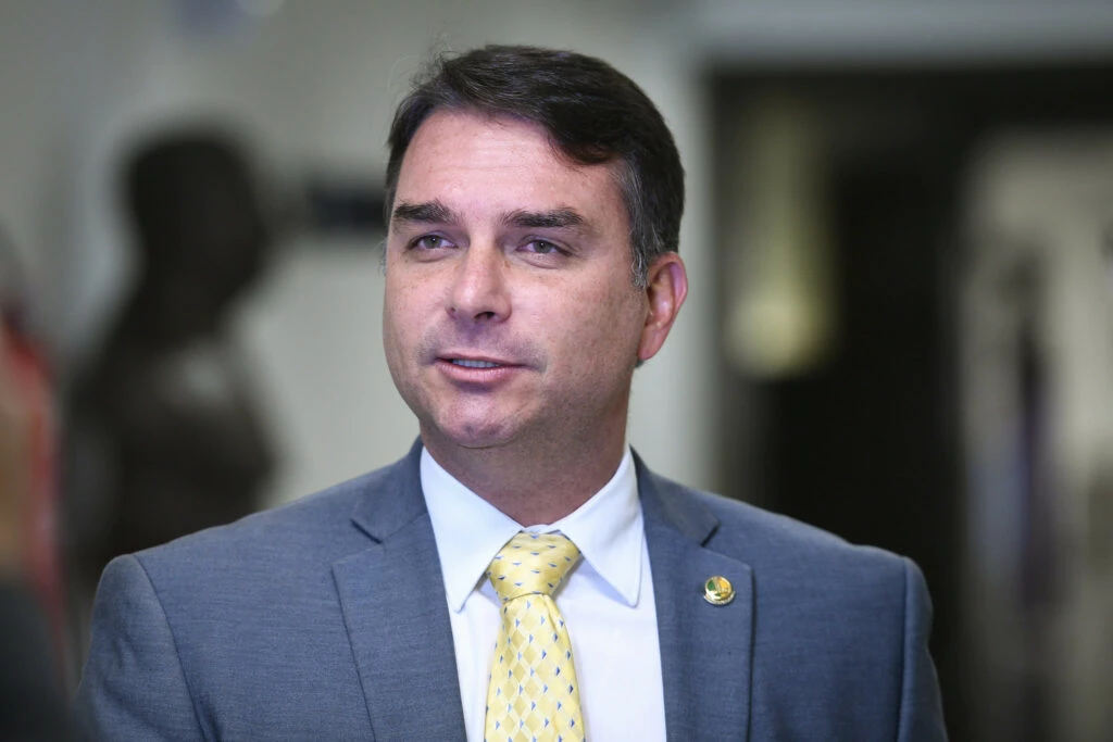Flávio Bolsonaro alerta sobre decisão do STF