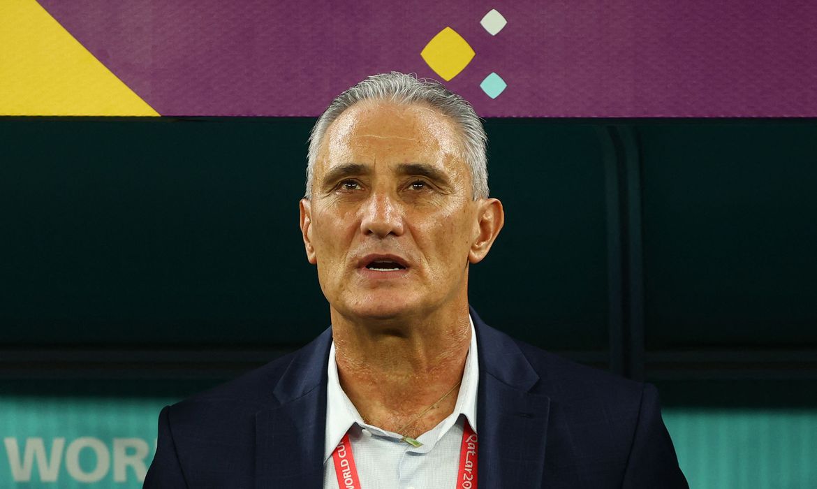 Tite técnico de futebol durante partida oficial do Cruzeiro