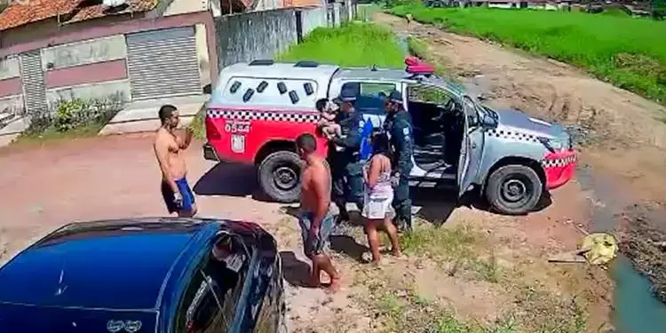 Policiais salvam bebê