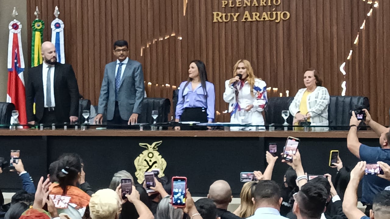 Assista: Joelma recebe titulo de cidad&atilde; amazonense