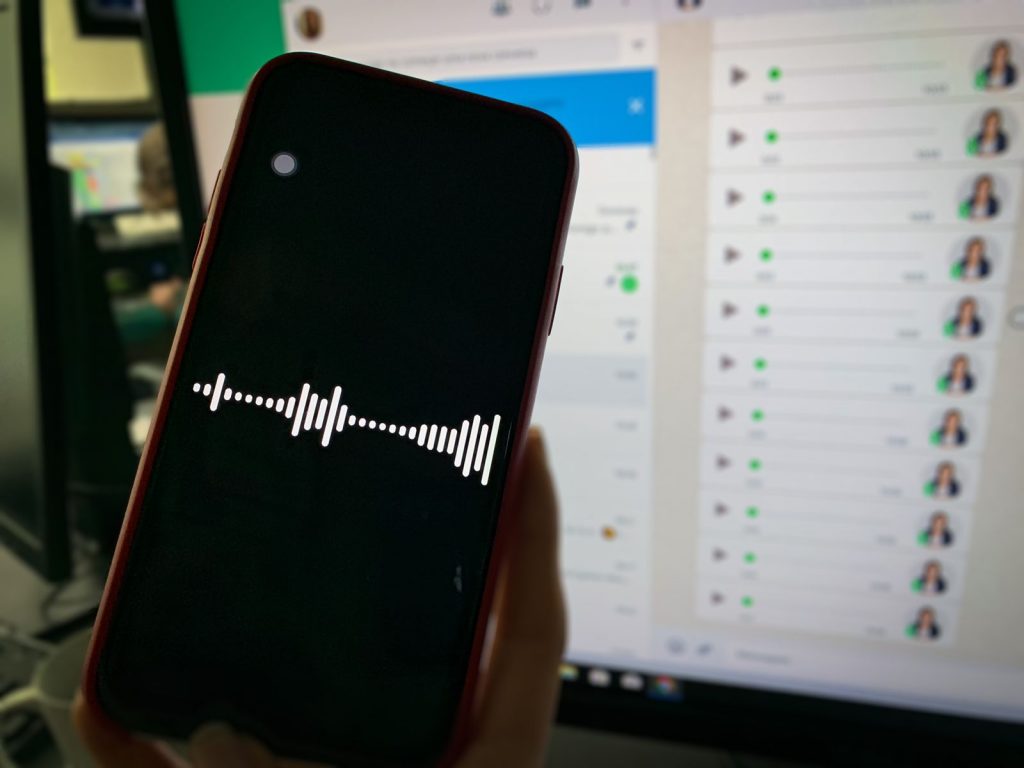 Alerta sobre golpe envolvendo inteligência artificial que imita voz