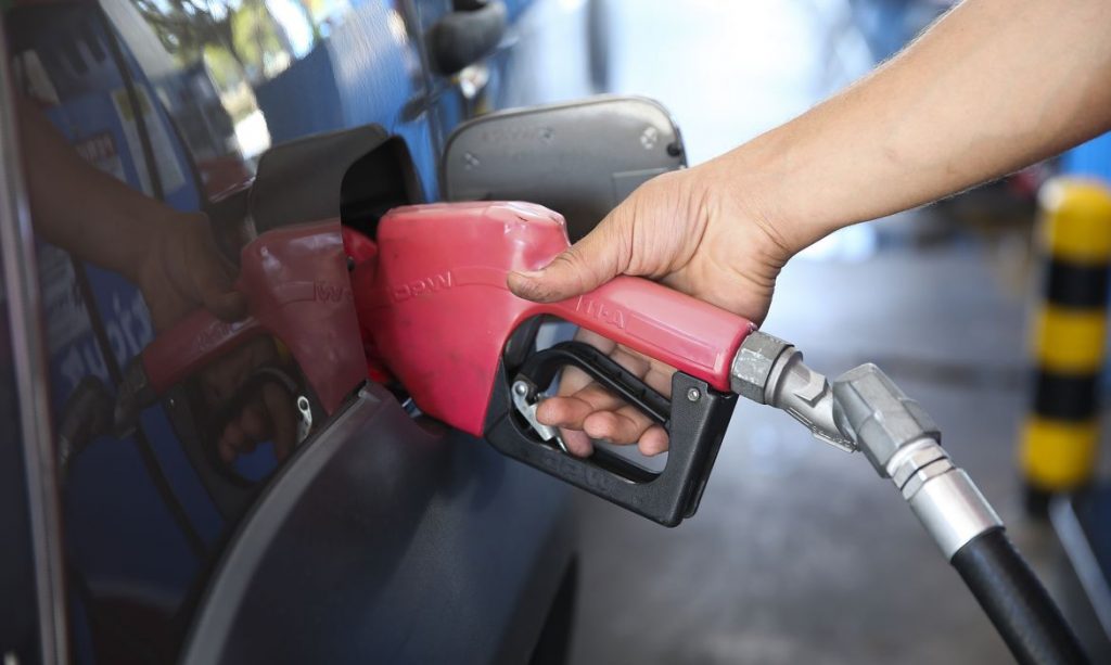 Petrobras reduz preço da gasolina e aumenta o do diesel