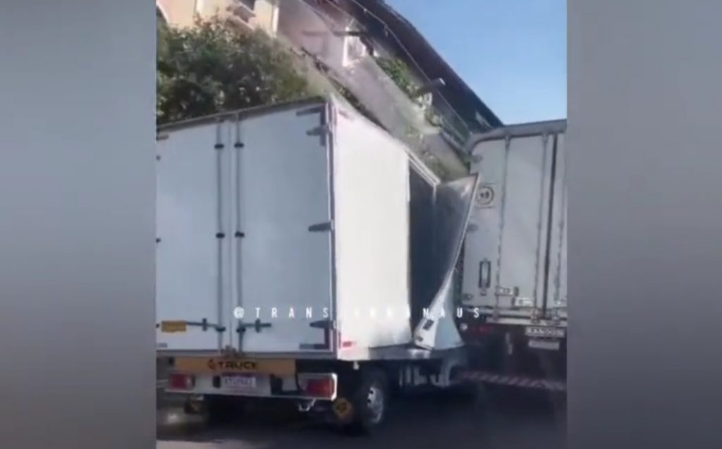 Caminhões se chocam