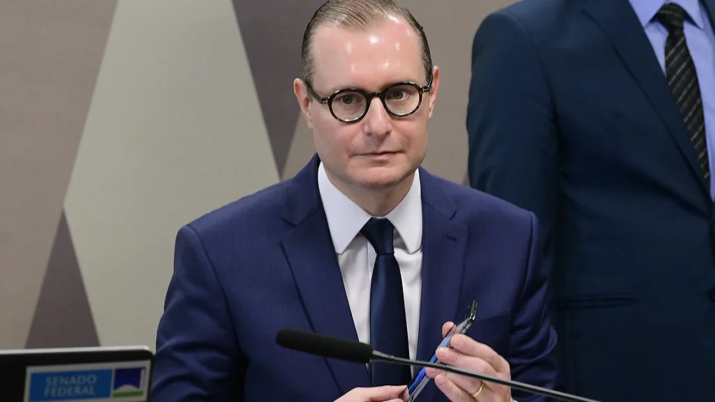 "Popularidade de Cristiano Zanin Declina após Posse no STF"