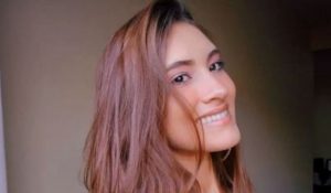 Jovem é encontrada morta e o principal suspeito do crime é o chefe da mesma.