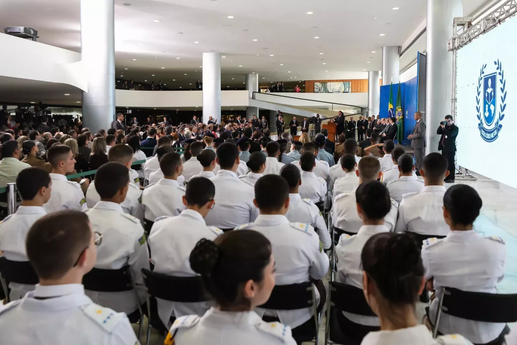 Governo Lula decide acabar com escolas cívico-militares