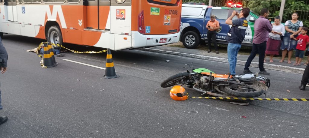 Mototaxista morre após ter cabeça esmagada por ônibus