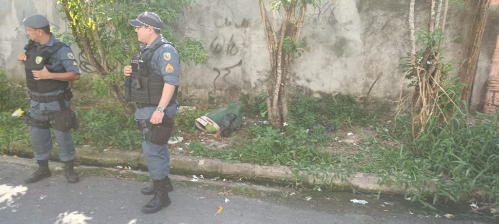 Corpo é encontrado espalhado em calçada de Manaus