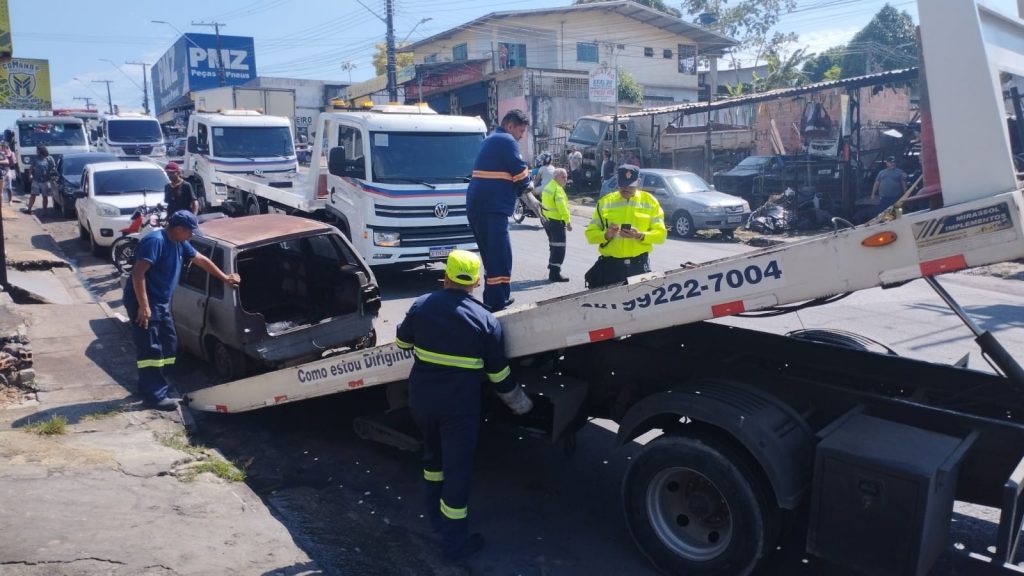Operação Sucata é realizada para liberar calçadas e trazer mais segurança ao trânsito de Manaus