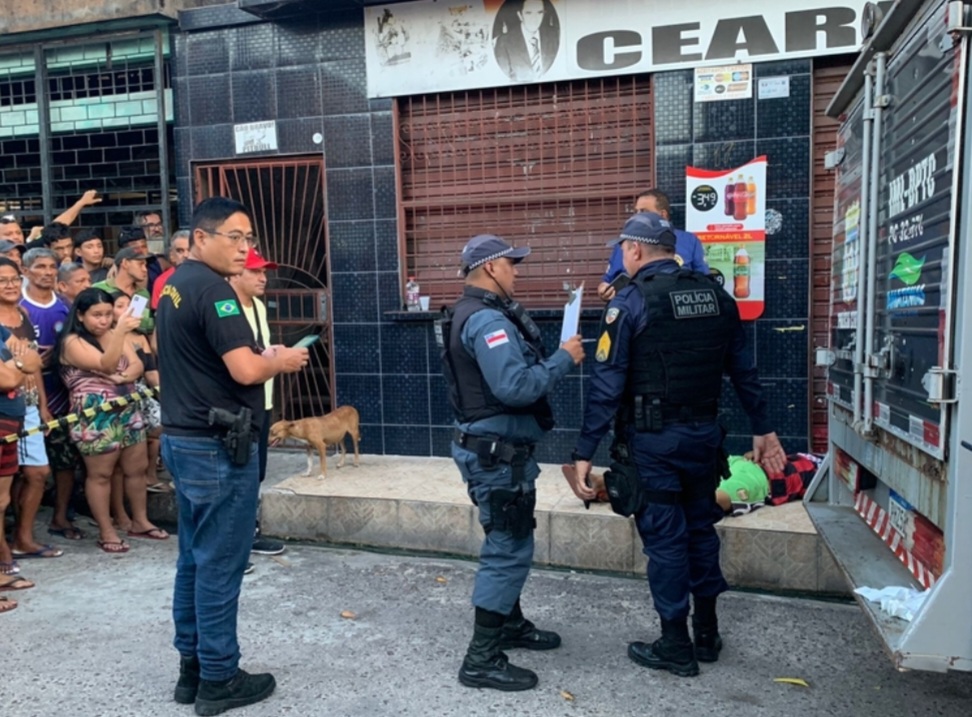 Homem é morto a tiros na frente de mercadinho em área vermelha