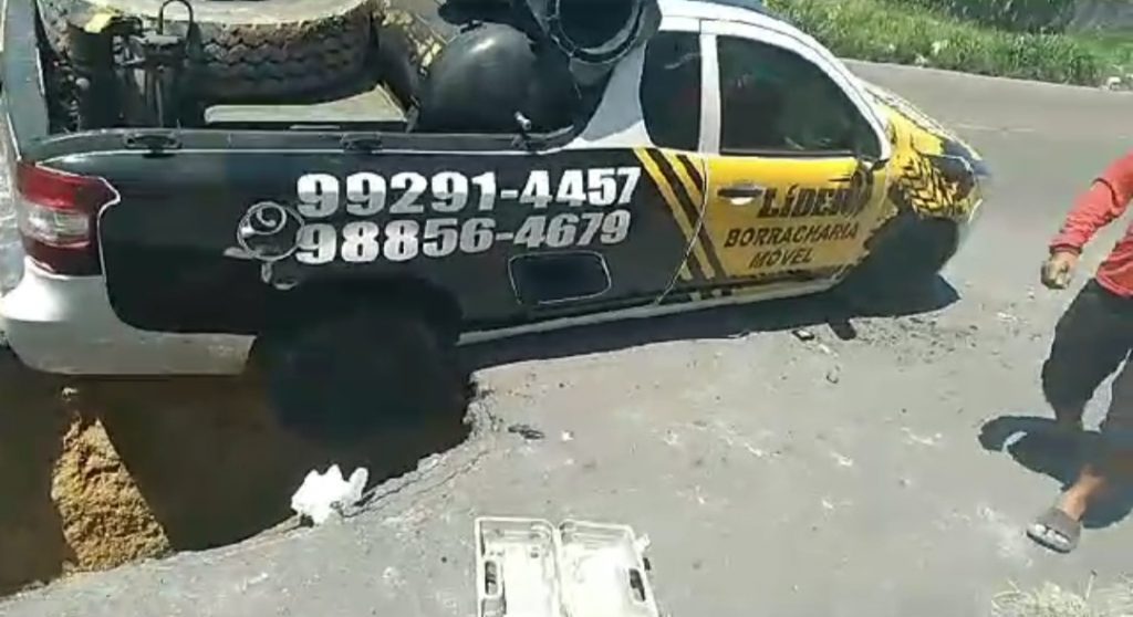 Carro cai em buraco enorme na zona leste de Manaus