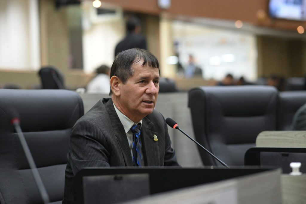 Vereador de Manaus quer oficializar a 'carteirada' e propõe PL que permite advogados furarem a fila em bancos