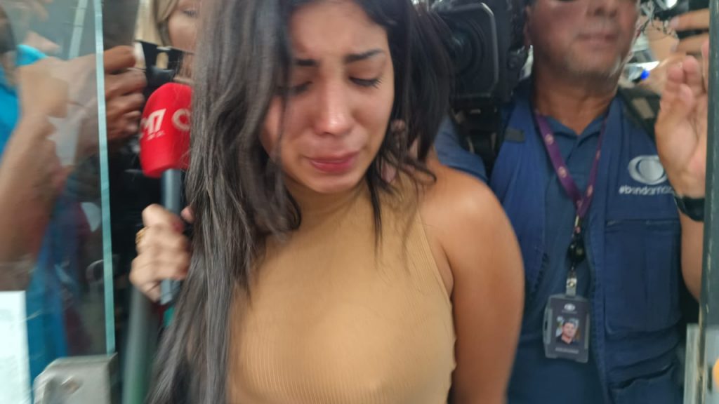 Influenciadora Isabelly Aurora chega em delegacia algemada e chorando após ser presa em Manaus