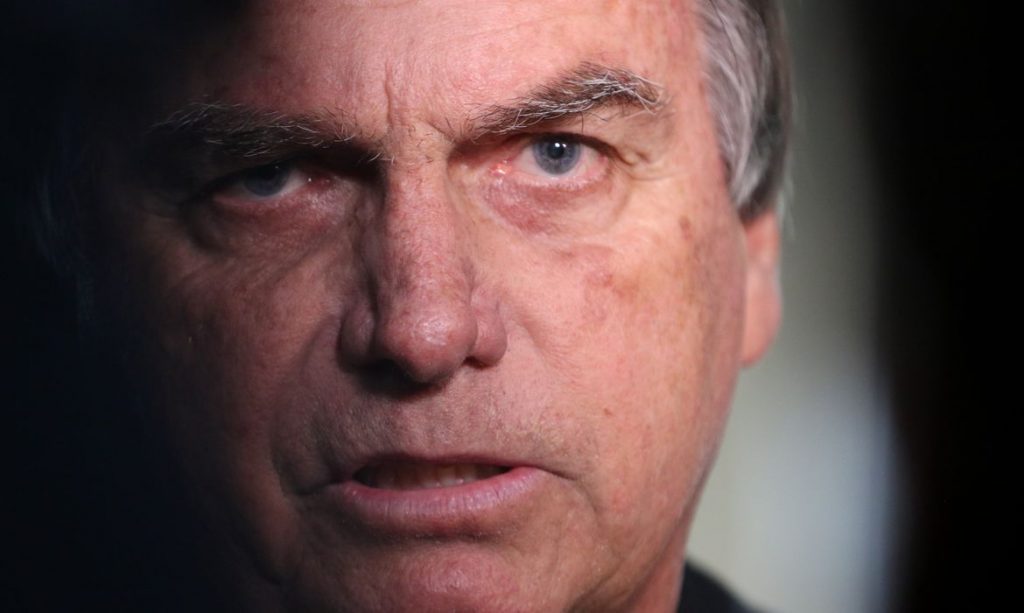 Bolsonaro presta