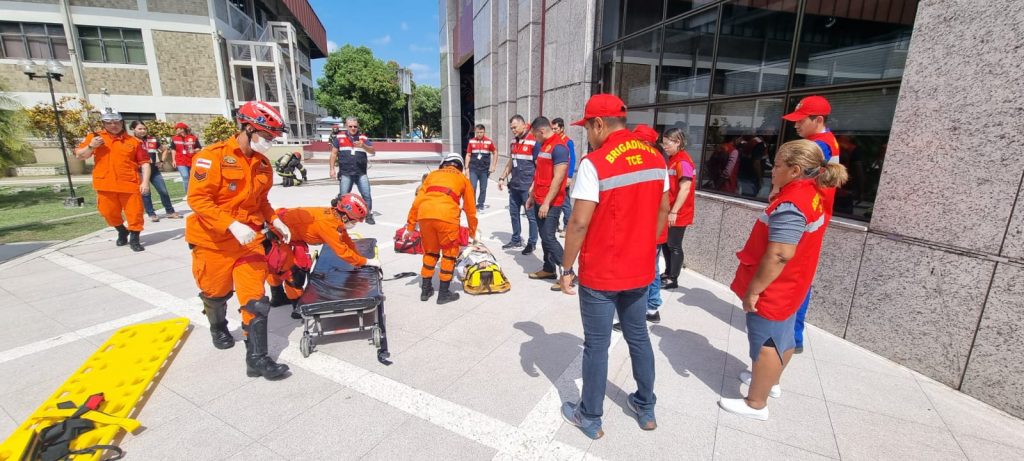 TCE-AM faz simulação de evacuação de emergência e salvamento