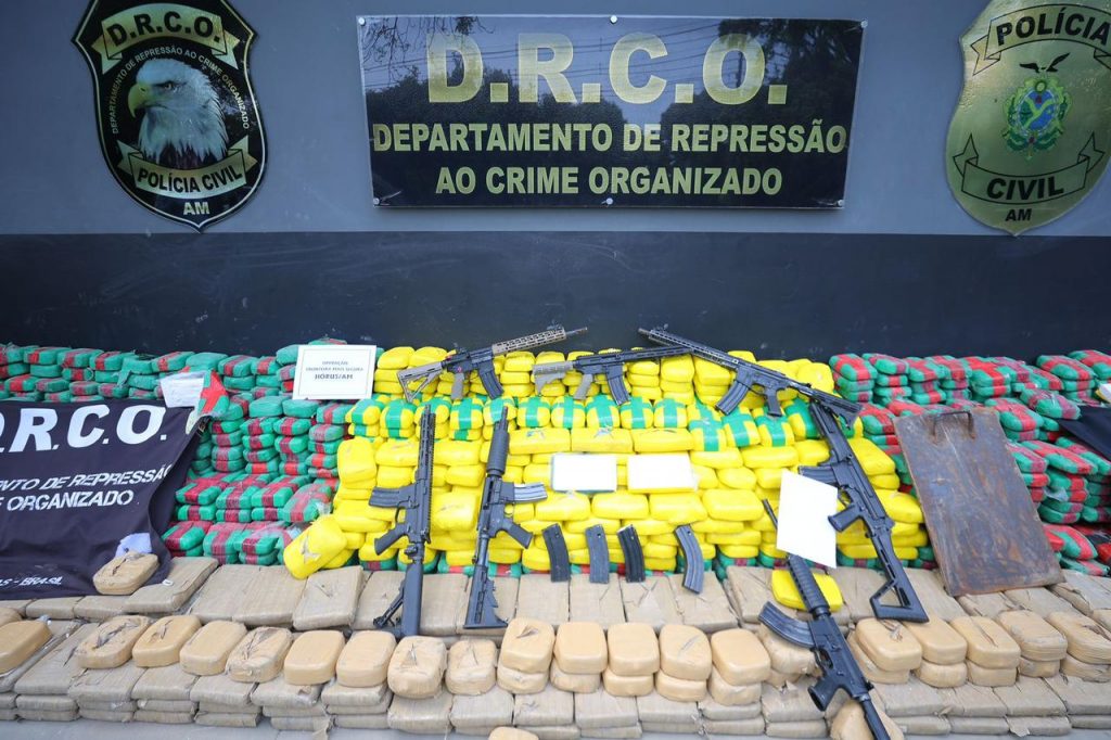 Polícia apreende duas toneladas de drogas e 7 fuzis em Amazonas