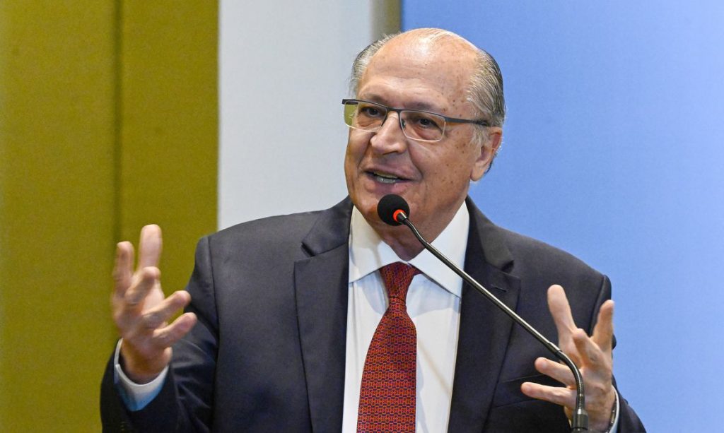 Seca na Amazônia: Alckmin diz que vai com ministros a Manaus