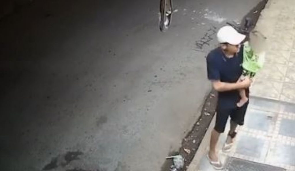 Ladrão de Tornozeleira Eletrônica Rouba Bicicleta com Filho