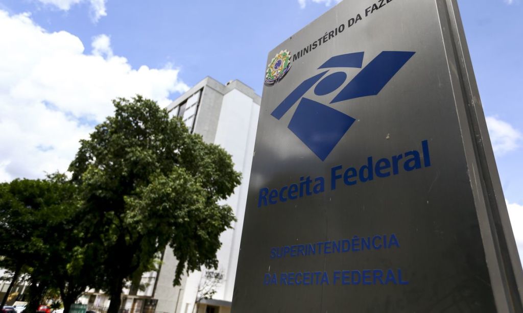 Receita Federai leiloa iPhone por R$ 700 e PS5 por R$ 600; veja como participar