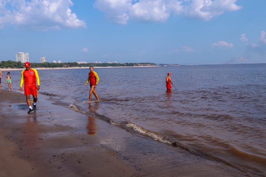 Vazante do Rio Negro monitorada na Ponta Negra, Manaus