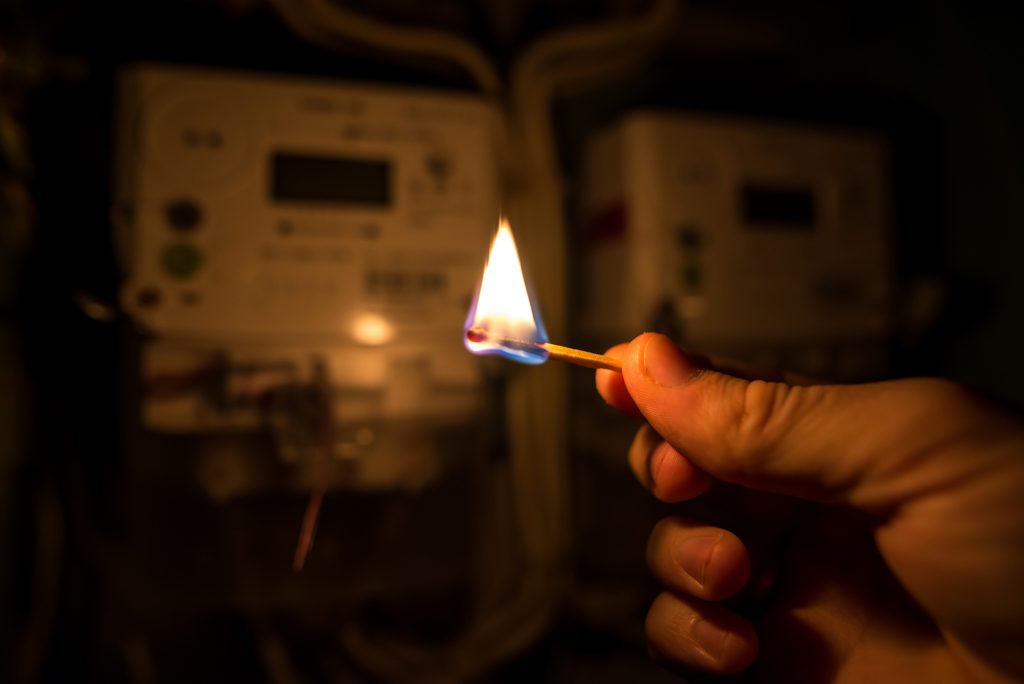 Serviço de energia elétrica é retomado aos poucos nos bairros de Manaus neste domingo (14)