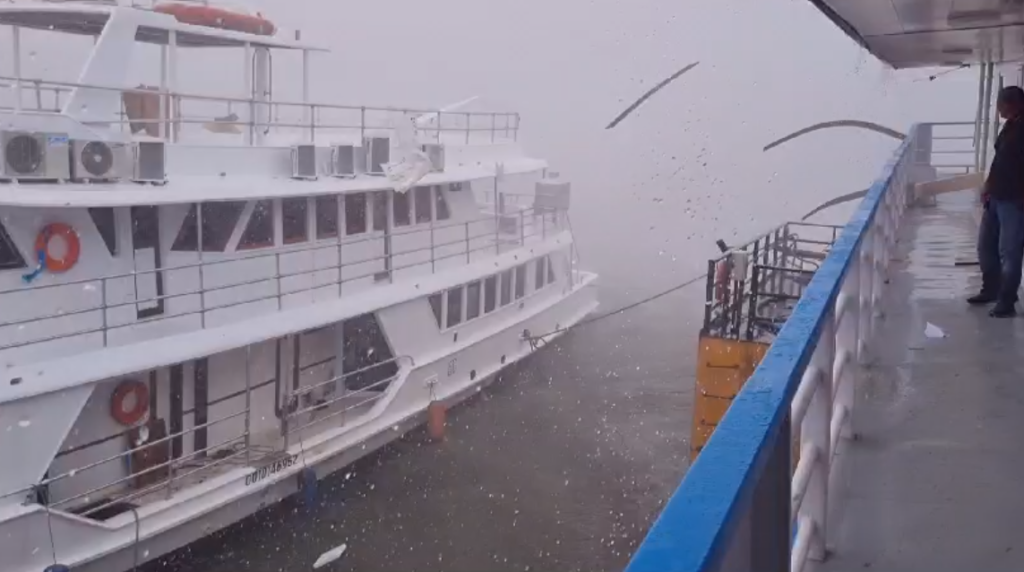 Barco vira e flutuante fica a deriva durante forte temporal