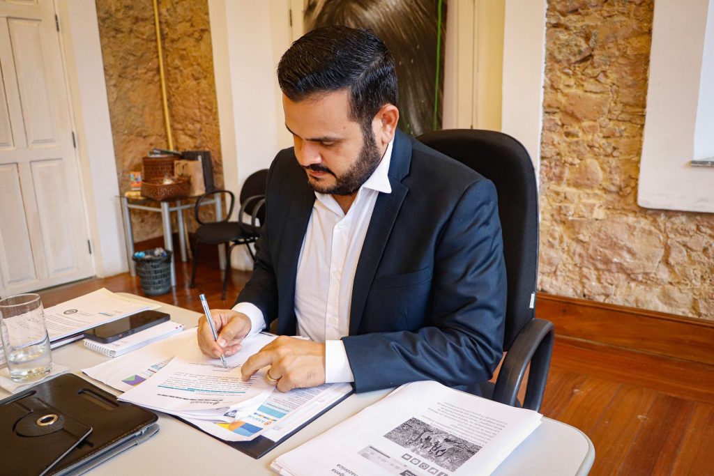 Presidente da Manauscult fecha contratos milionários