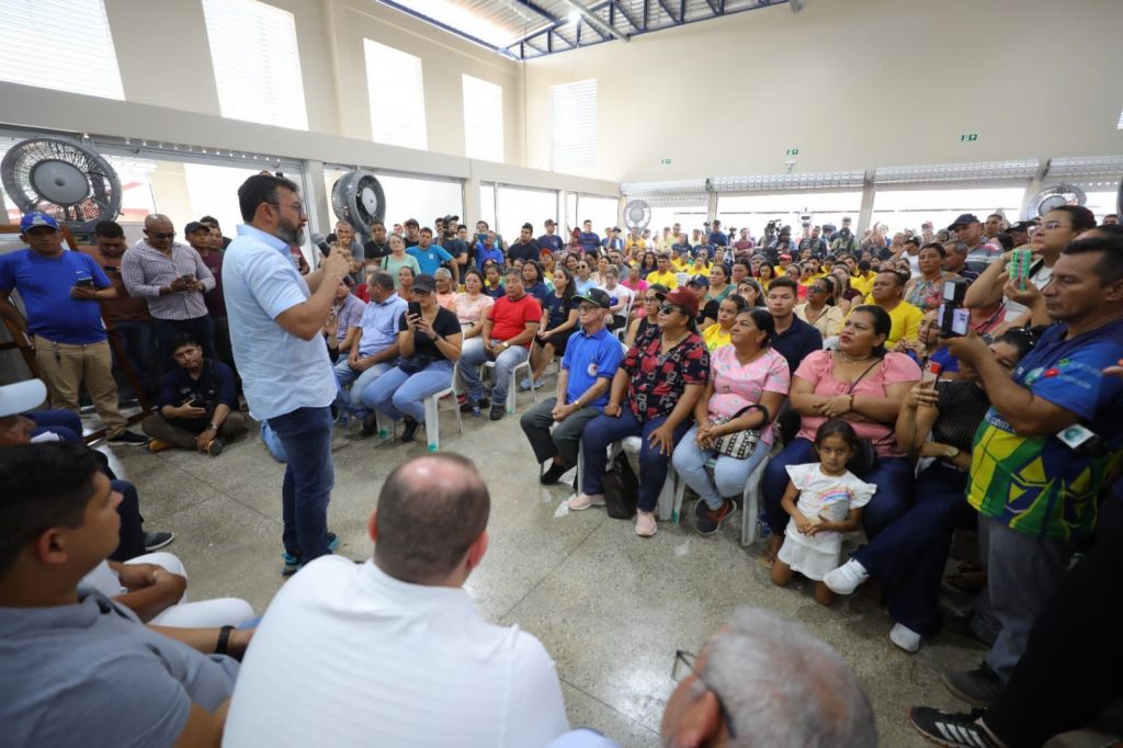 Wilson Lima entrega novo mercado e agua potável