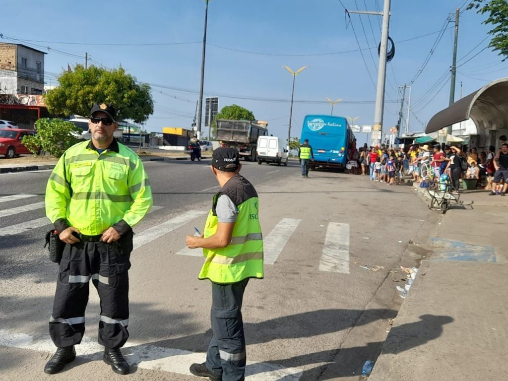 Paradas de ônibus são fiscalizadas em avenida de Manaus
