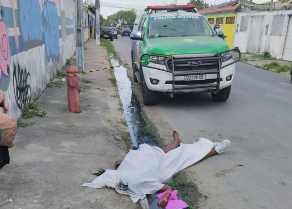 Travesti é encontrada morta com facada no peito em Manaus