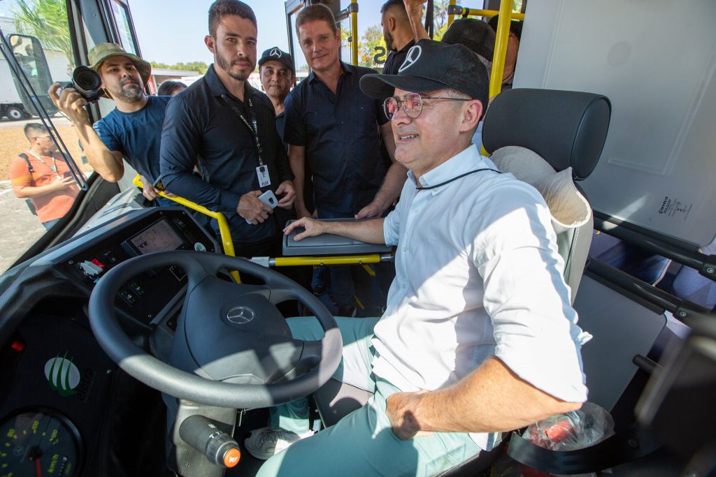 Prefeito David Almeida entrega ônibus 100% elétrico