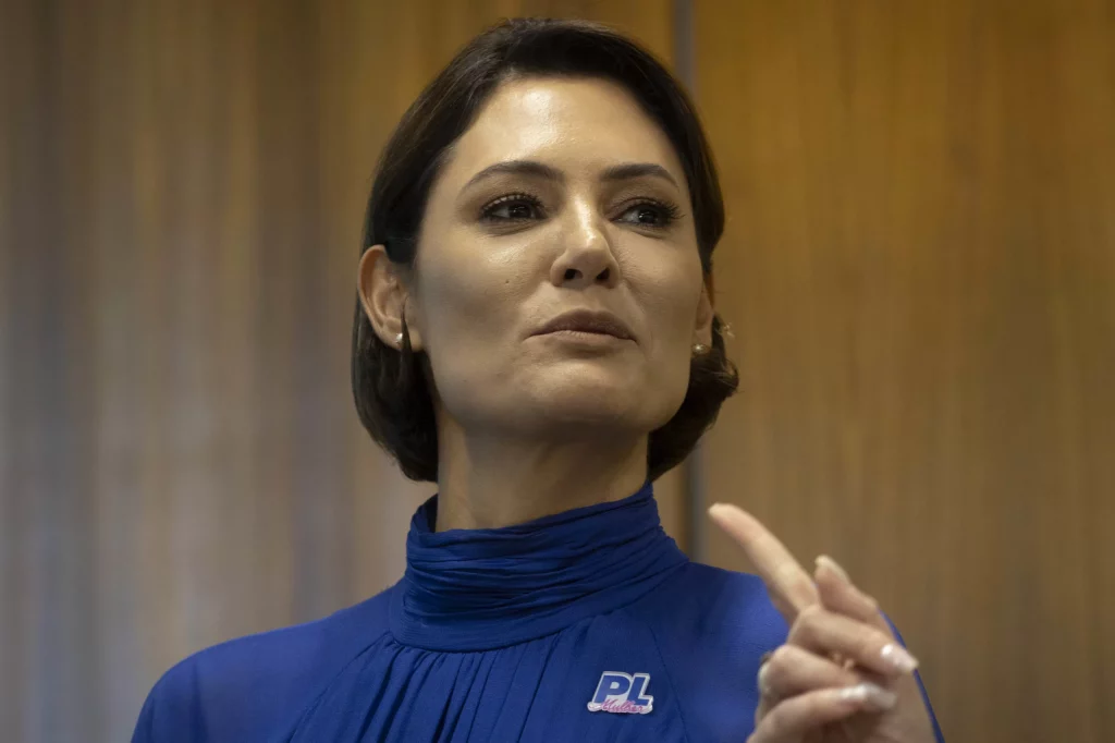 Michelle Bolsonaro ironiza delação de Mauro Cid.