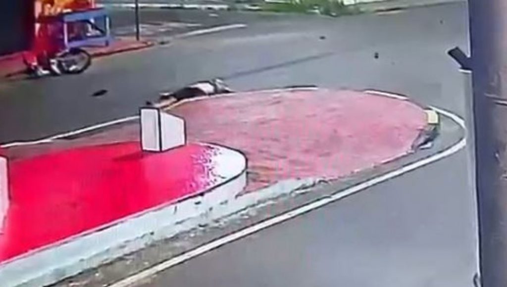 Motociclista é arremessado após atropelamento em cruzamento no AM