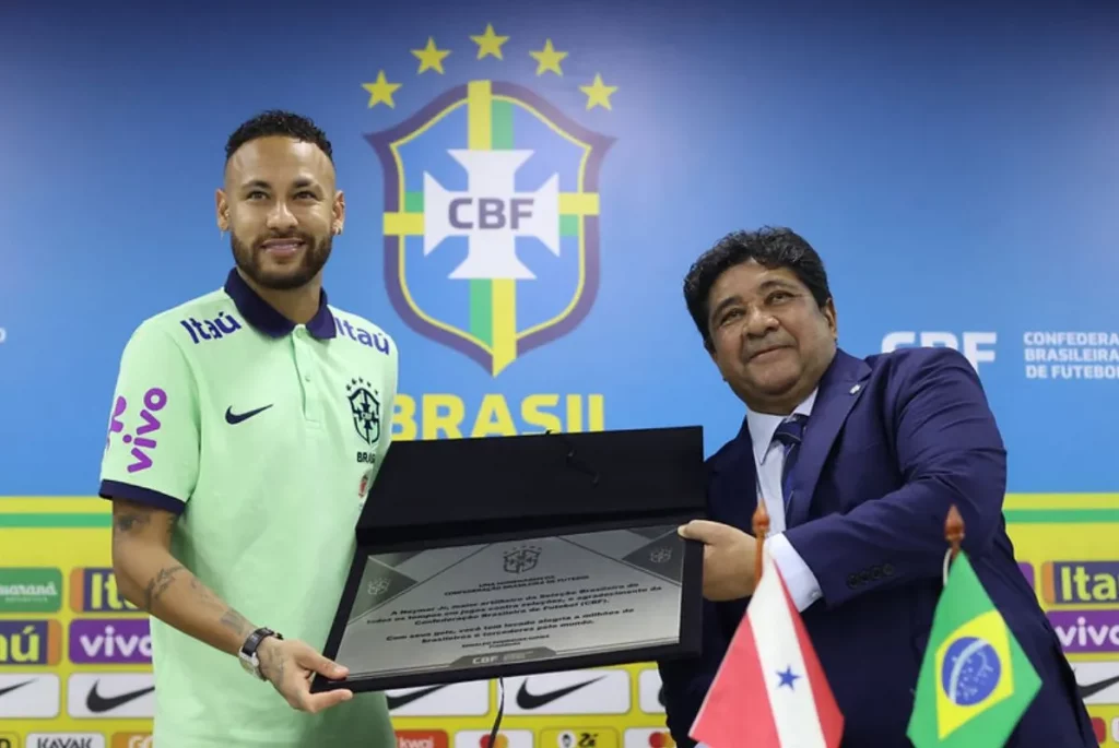 Neymar ganha placa da CBF após bater marca de Pelé