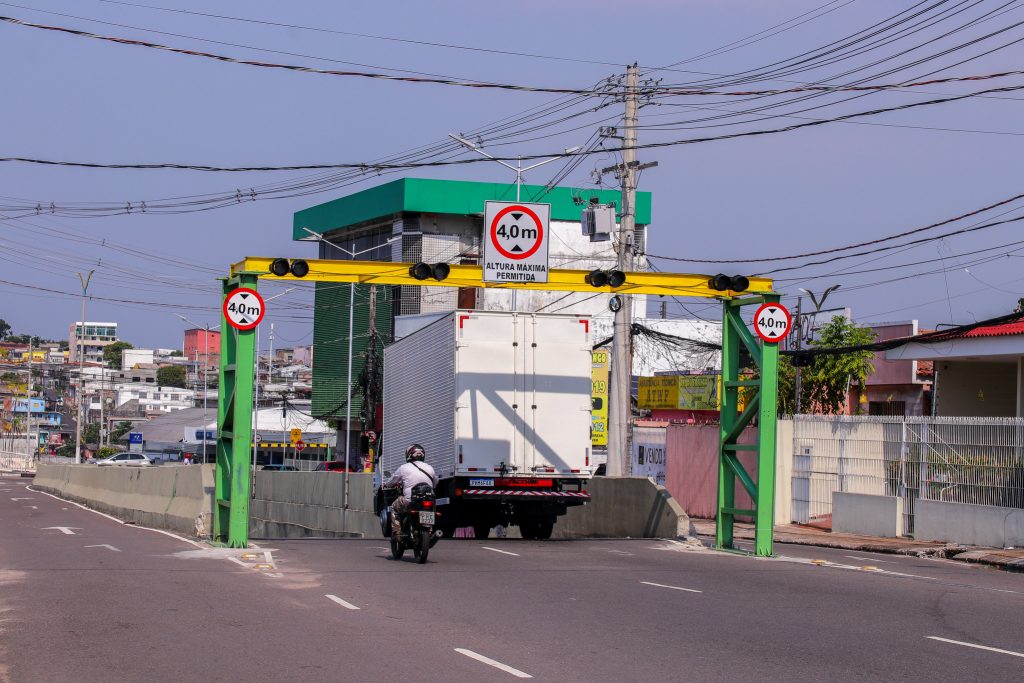 Sensor para evitar acidentes é instalado na passagem subterrânea na avenida João Valério
