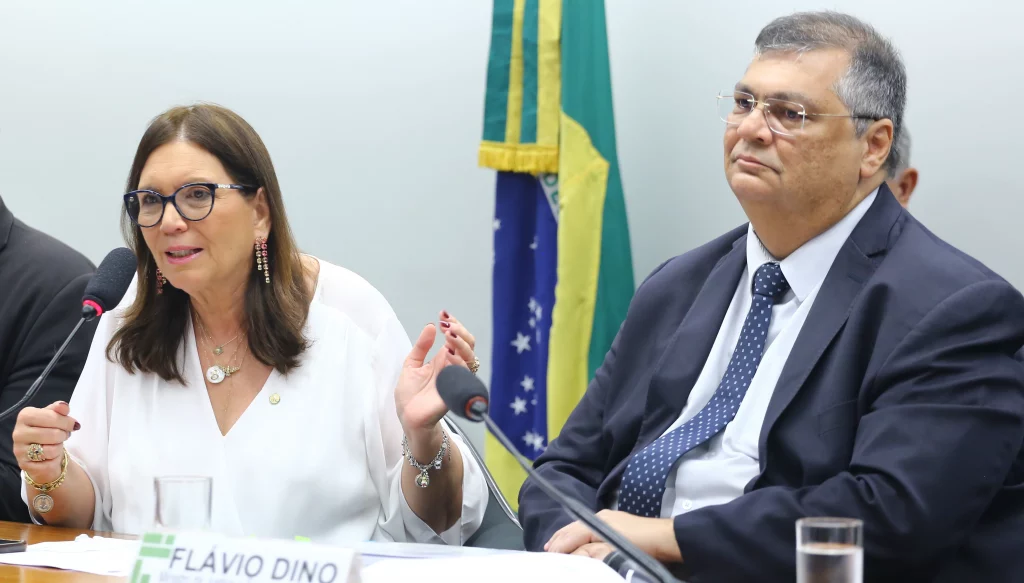 Flávio Dino causa tumulto em audiência da comissão de fiscalização