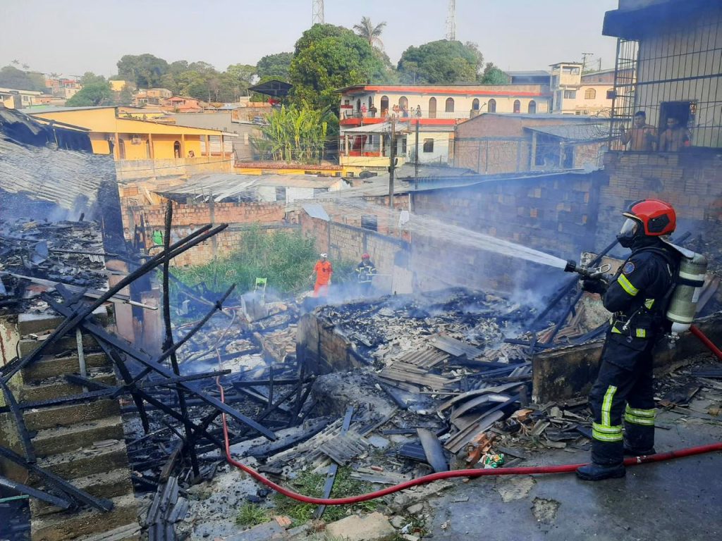 Corpo de bombeiros impede propagação de incêndio em Manaus