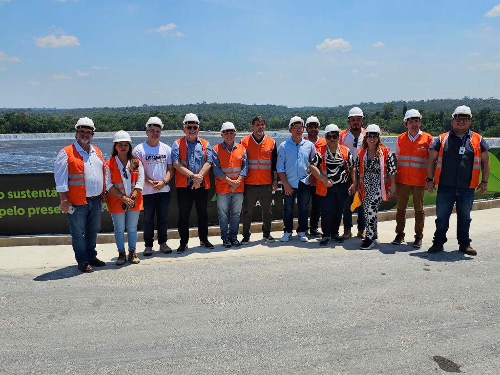 Vereadores fiscalizam aterro sanitário de Manaus