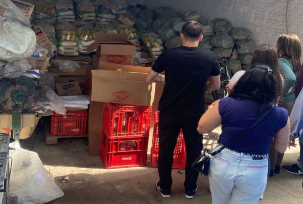 Vereadores acusam prefeito de reter cestas básicas federais.