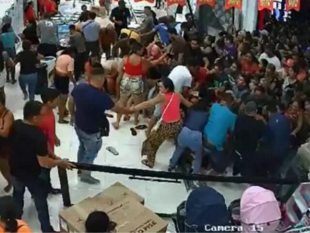 Mulher pisoteada em tumulto de Black Friday
