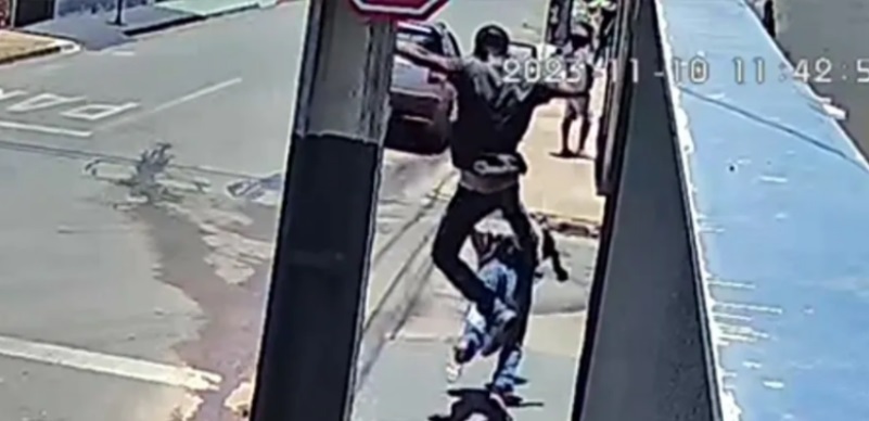 Com ciúmes da namorada homem mata idoso com golpe de ‘voadora’