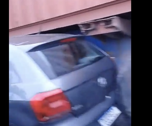 Acidente na Avenida Torquato Tapajós: Carro fica preso debaixo de carreta em Manaus. Confira os detalhes do ocorrido