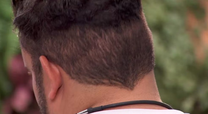Michel insatisfeito com corte de cabelo feito por Davi no BBB24