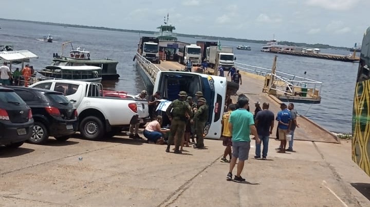 Motorista de ônibus fica ferido após veículo tombar no Porto da Ceasa em Manaus
