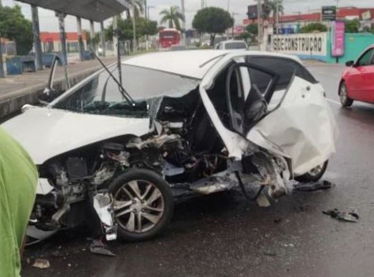 Motorista fica ferido após carro colidir contra plataforma de ônibus na Zona Norte de Manaus