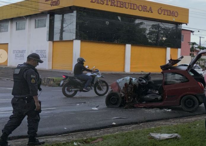 Motoristas ficam gravemente feridos durante acidente entre carro e rota em Manaus